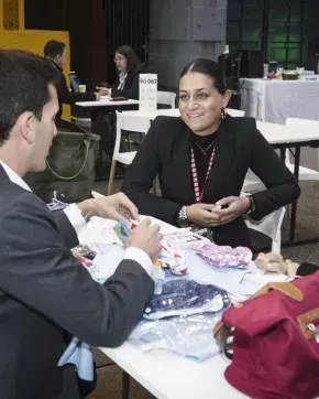 Stand en Europa de personas negociando con Colombia