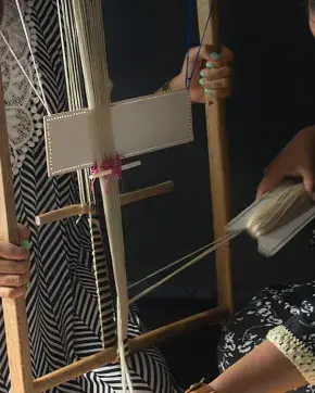 Mujeres realizando una mochila artesanal