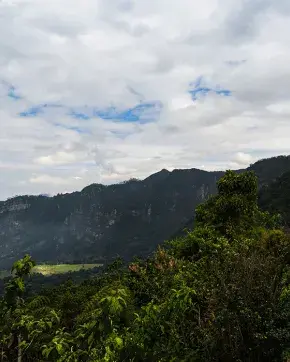 Turista fotografiando paisaje con montañas en Colombia