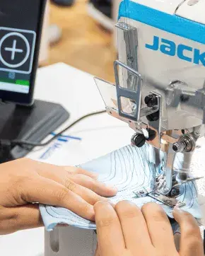 Mujer en maquina de cocer