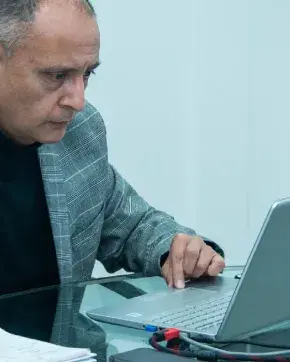 Ejecutivo trabajando en su computador