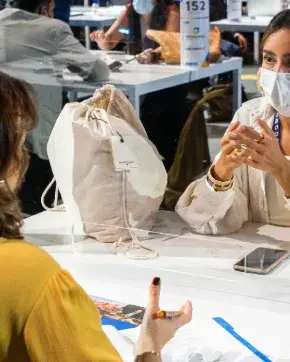 Evento de ProColombia con empleados y clientes