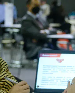 Mujer en evento de ProColombia