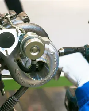 Mecánico arreglando motor de automóvil