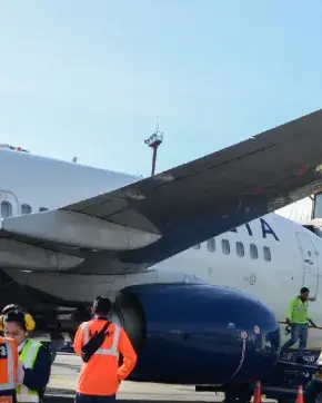 Avión comercial en aeropuerto