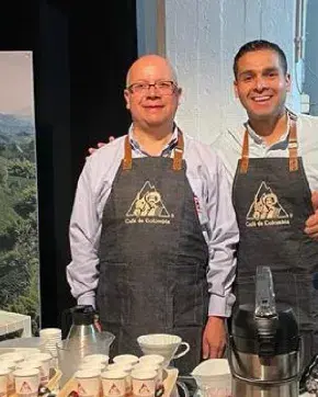 Fotografía de dos emprendedores de café Colombiano