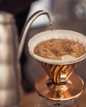 Tetera sirviendo agua en taza de te