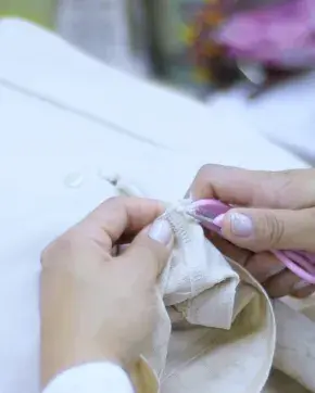 Mujer diseñando fajas colombianas