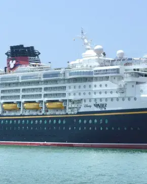 Crucero gigante en puerto Colombiano