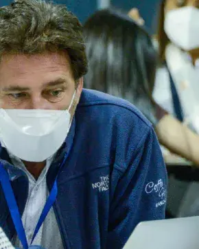 Tres funcionarios de ProColombia en una mesa