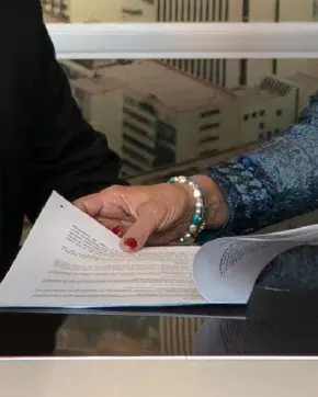 Mujer y Hombre ejecutivos firmando un contrato