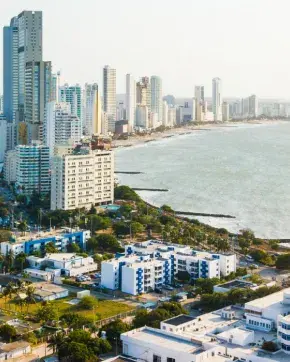 Fotografía panorámica de ciudad costera