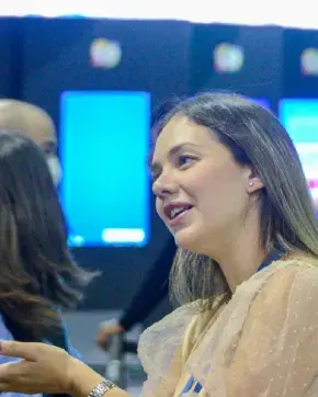 Personas hablando en feria de ProColombia