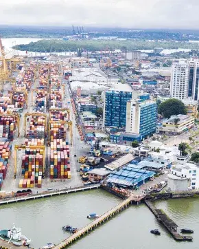 Fotografía panorámica de ciudad con puerto de exportación