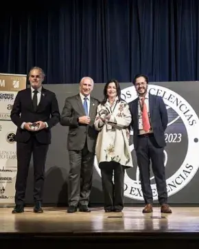 Fotografía de presentadores de Grupo Excelencias