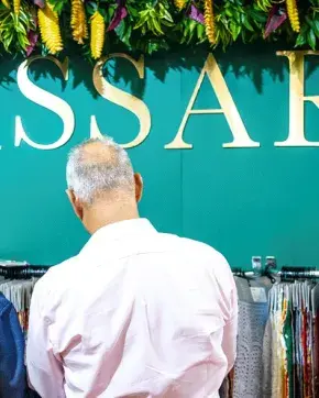 Letrero de &quot;Passarela&quot; textil en evento de moda Colombiana