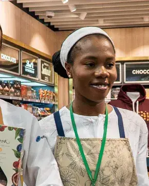 Mujeres trabajando en tienda de de productos exportados