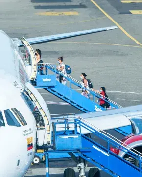 Avión comercial en aeropuerto