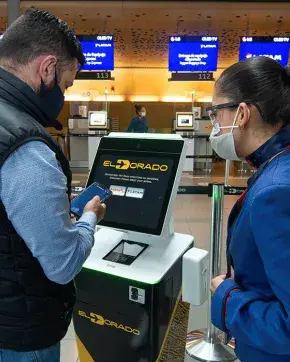 Turista en aeropuerto del Dorado