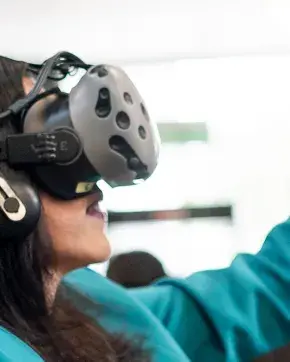 Mujer con gafas de realidad virtual