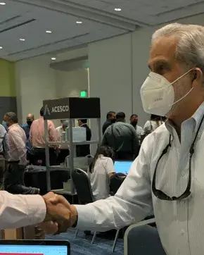 Directos estrechándose las manos