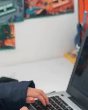 Oficinista trabajando en su computadora