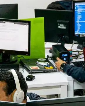 Dos desarrolladores de software