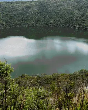 Paisaje con lago entre las montañas