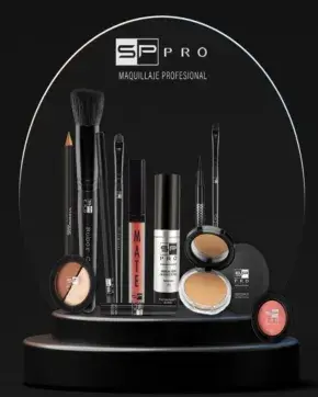 Una colección de productos de maquillaje profesional de la marca SP PRO