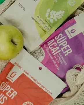 Canasta de frutas y periódicos