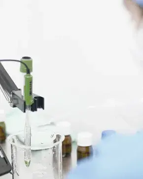 Químico en laboratorio tomando muestras