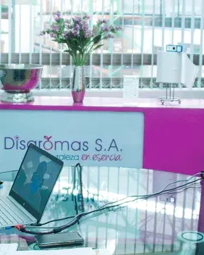 Hombre en presentación virtual de transformación digital en la manufactura