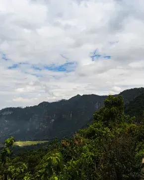 Turista fotografiando paisaje con montañas en Colombia