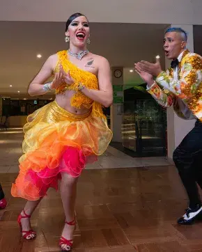 Bailarines folclóricos en evento