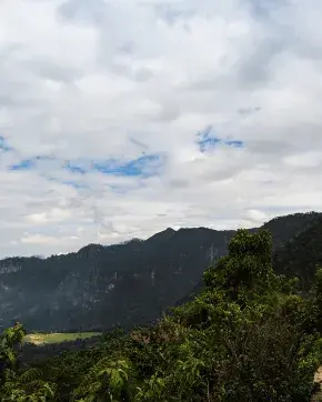 Turista tomando fotografía de paisaje Colombiano