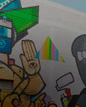 Selfi de hombre con grafitis detrás