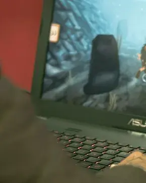 Hombre jugando videojuego en un computador