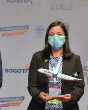 Directivos de Volaris en evento de Bogotá