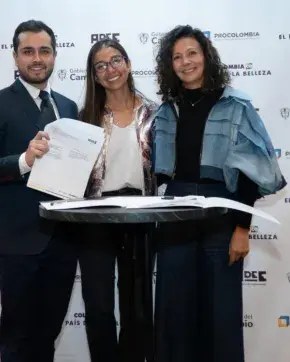 Fotografía de alianza entre ProColombia y la Asociación de Emprendedores