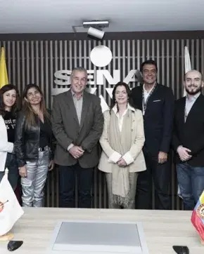 Funcionario de ProColombia y el SENA en una fotografía
