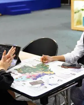 Dos mujeres hablando en una feria empresarial