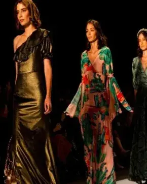 Tres mujeres modelando