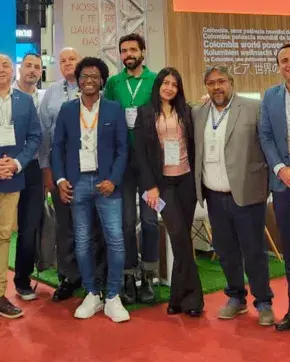 Fotografía de equipo de ColombiaCo en la feria de turismo