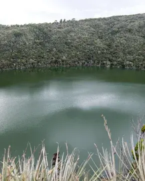 Fotografía de paisaje con laguna en medio de las montañas