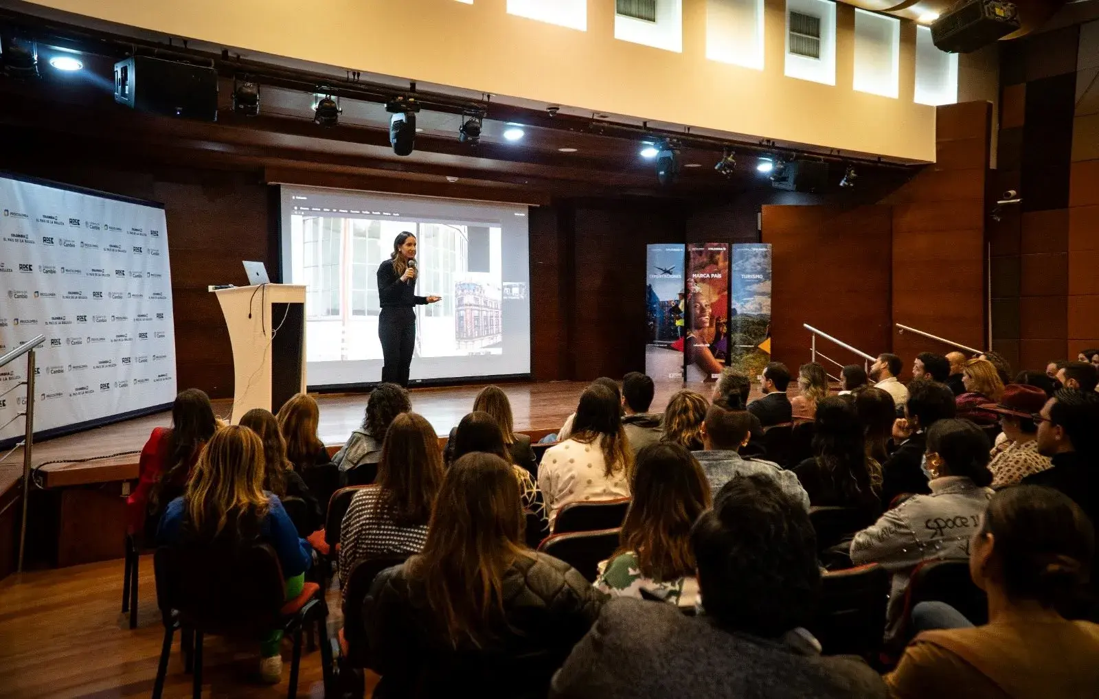 Exposición de Turismo por ProColombia