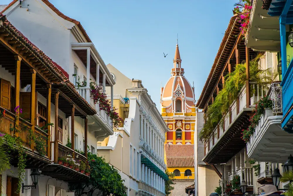 Iglesia de Colombia, en barrio con arquitectura colonial