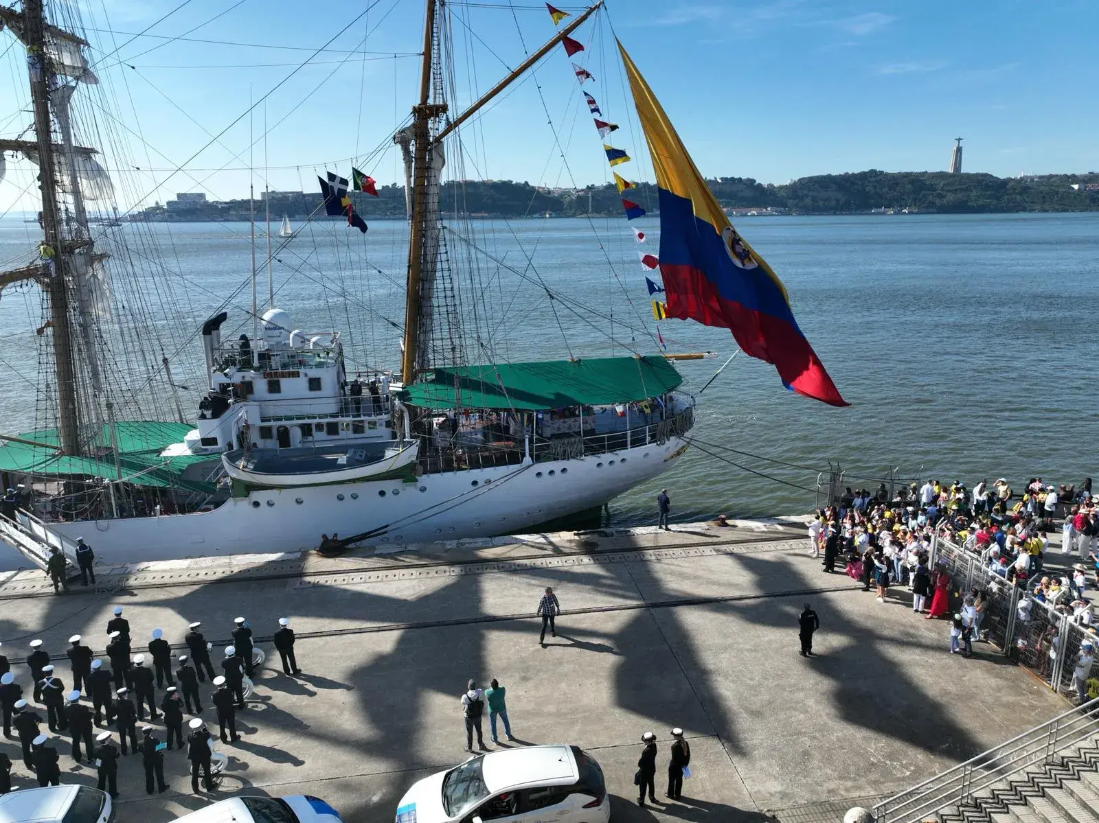 Armada de Colombia con un barco detrás