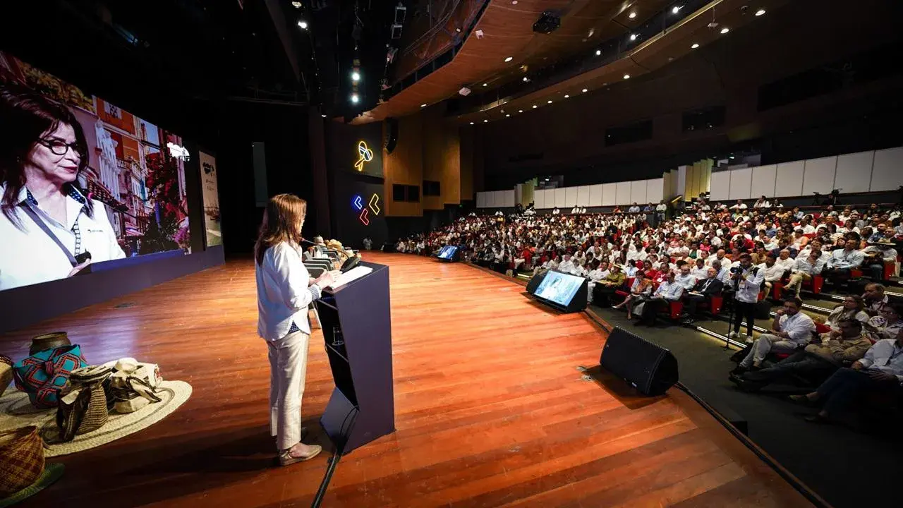 Mujer exponiendo en un auditorio