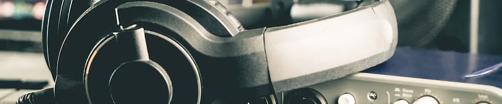 Auriculares en un estudio de grabación musical