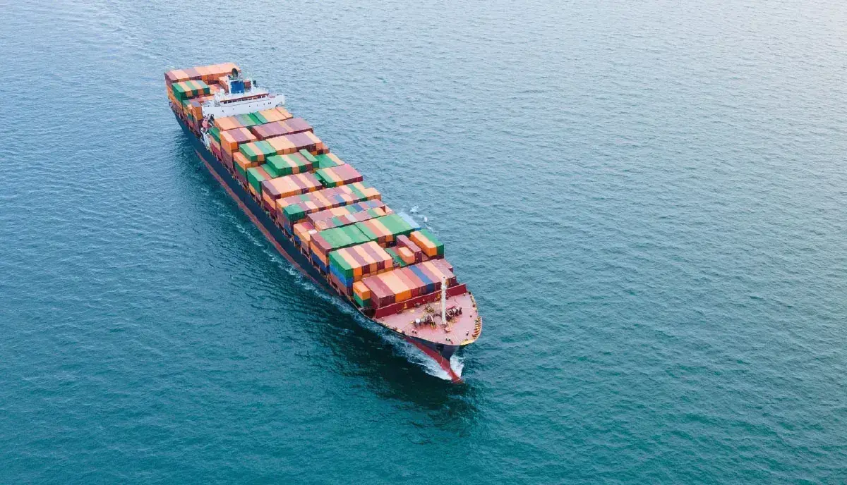 Buque de carga colombiano dirigiéndose a destinos de las exportaciones colombianas